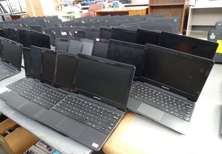 Samsung 15.6" Chromebook (Celeron/4GB/64GB) - Image 2